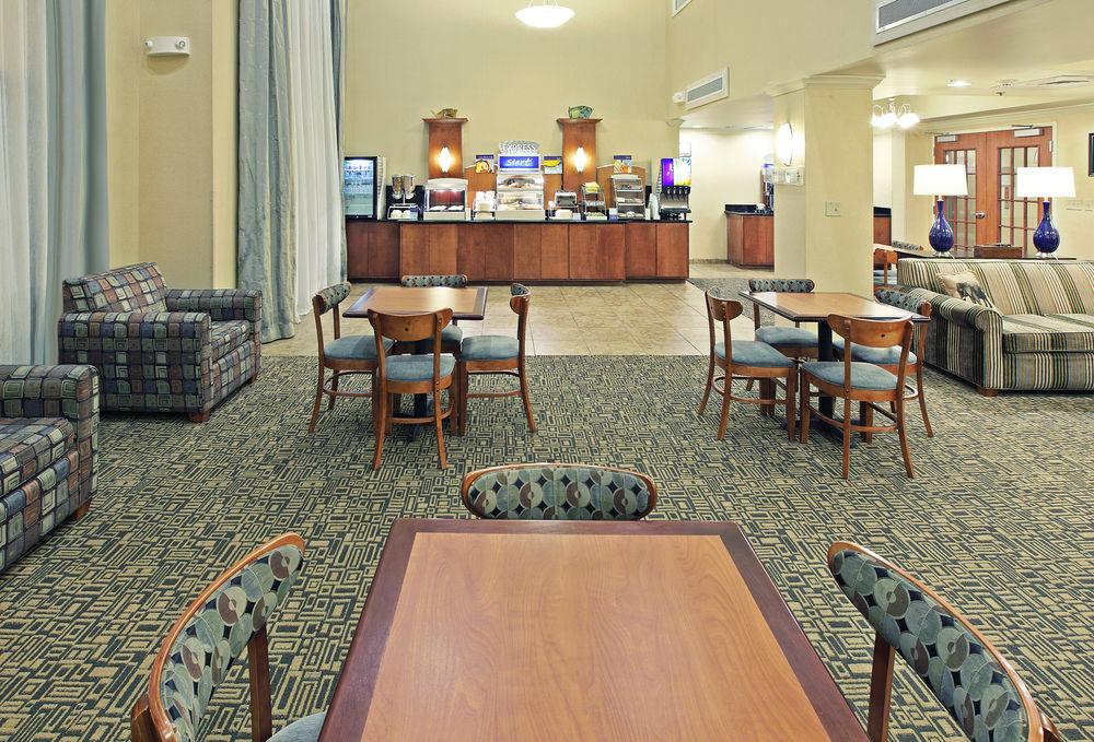 Holiday Inn Express & Suites Pine Bluff/Pines Mall By Ihg Экстерьер фото